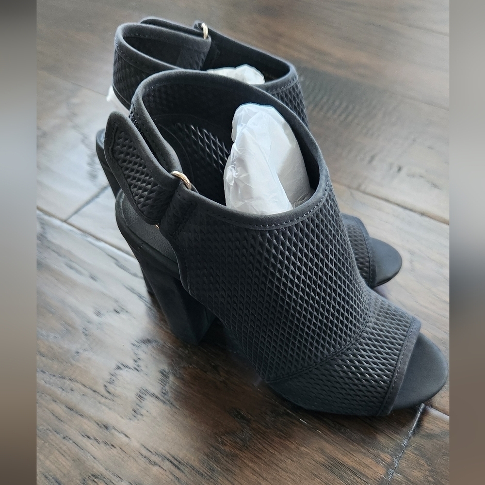 Aldoย Dirassaโsuede Block heel. Size 6. New with box.